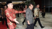 Wapres Jusuf Kalla disambut oleh Ketua MPR Zulkifli Hasan saat tiba di Nusantara IV, Komplek Parlemen Senayan, Jakarta, Jumat (18/8/2017).