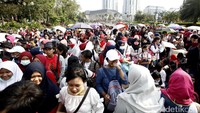 Penampakan sejumlah fans sekaligus penonton acara countdown Asian Games 2018 yang memenuhi silang Monas hari ini, Jumat (18/8/2017).
