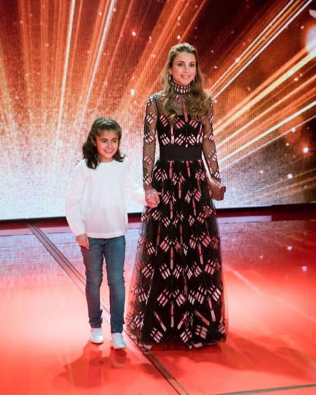 Penampilan Rania berbalut gaun malam Valentino dalam salah satu acara amal. Ia tampak cantik dan bersahaja dengan gaun panjang ini. Foto: Dok. Instagram/Queen Rania Al Abdullah