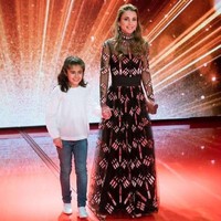 Penampilan Rania berbalut gaun malam Valentino dalam salah satu acara amal. Ia tampak cantik dan bersahaja dengan gaun panjang ini. Foto: Dok. Instagram/Queen Rania Al Abdullah