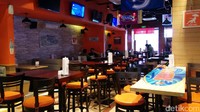 Susunan meja di dalam restoran cukup variatif, ada yang berupa kursi kayu untuk 4-6 orang, sofa berhadapan dalam cube berisi 4 orang, serta meja bar yang memuat lebih dari 8 orang.