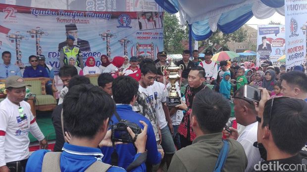 Ibas Jadi Wasit Lomba Panjat Pinang di Magetan