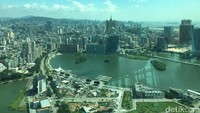 Traveler bisa melihat indahnya panorama Makau dari lantai 58 dan 61 Macau Tower. Untuk ke atas, traveler harus membayar MOP$ 135 atau sekitar Rp 223 ribu (Aji/detikTravel)