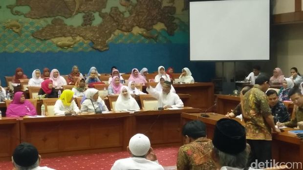 Curhat Jemaah First Travel di DPR: Uang Habis hingga Ibu Meninggal