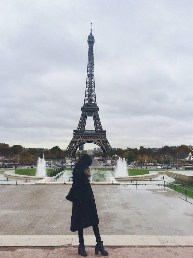 Dengan restu orangtuanya, Laras berangkat ke Paris tanpa pendamping. Aku sama sekali belum pernah ke luar negeri. Dan itu pertama kalinya. Sendiri pula. Bisa dibayangkan bagaimana situasinya, ungkap Laras. (Foto: Instagram/Laras Sekar)