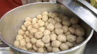 Terakhir makan cilok kapan? Aci dicolok ini teksturnya kenyal dengan rasa gurih. Ditambah dengan saus kecap dan bumbu bubuk. Mantap! (Foto: Istimewa)