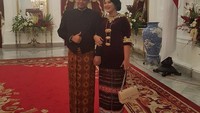 Saat memperingati hari kemerdekaaan RI di Istana, Kahiyang dan Bobby mendeklarasikan status mereka sebagai Mr & Mrs soon.
