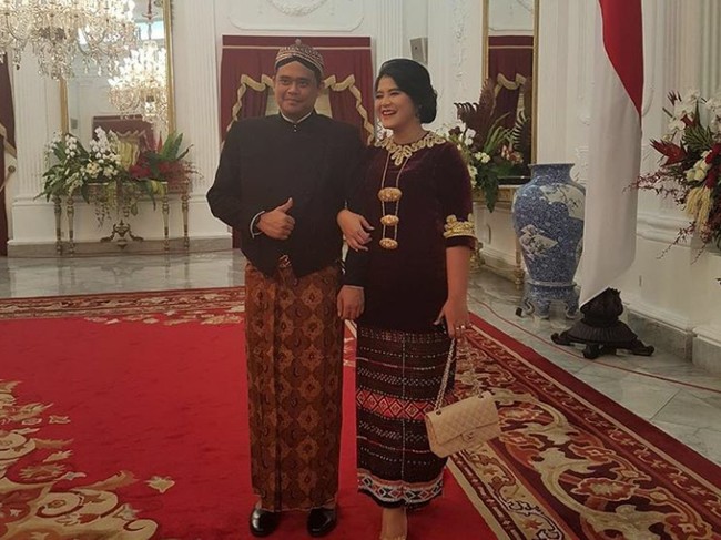 Selain kebaya khas Jawa, Kahiyang Ayu juga sempat mengenakan busana etnik dengan tenun khas Indonesia Timur di HUT RI pada 2017. Tas Chanel berwarna dusty pink yang ikut menemani gayanya menghadirkan sentuhan elegan dan modern. (Foto: Instagram/@kahiyangayu)