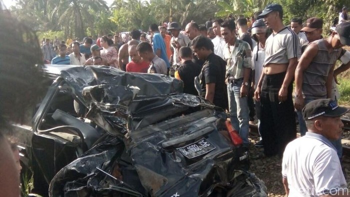 Kereta Tabrak Mobil, Satu Orang Tewas