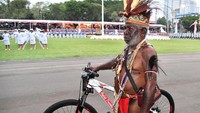 Setelah para menteri, sore harinya gantian tamu undangan dari kalangan masyarakat yang dipilih untuk menang. Pertama adalah Franz Mansim yang juga merupakan Kepala Suku Arfak (Papua Barat), Ratna Dewi Juwita Budiono yang tampil mengenakan pakaian adat Dayak, Yusak Rumambi dari Sulawesi Utara yang mengenakan pakaian berhiaskan kerangka tengkorak, Teuku Johan Marzuki dari Aceh, dan Sumahartati dari Bengkulu. (Foto: Dok. Biro Pers, Media, dan Informasi Setpres)