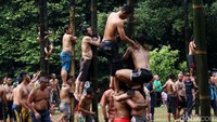 Berbagai cara dilakukan peserta untuk memanjat bambu betung.