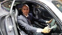 Manager of Public Relation PT Mercedes-Benz Distribution Indonesia Dennis A. Kadaruskan berpose dengan Mercedes-AMG GT R.