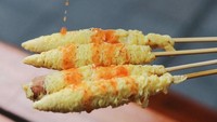 Telur gulung sudah populer sejak tahun 2000-an. Minyak yang panas kemudian diberi telur yang sudah dikocok dan dililit dengan lidi kemudian digulung. Akan tetapi kini untuk mendapatkan untung yang besar, beberapa penjual juga mencampurkannya dengan bihun dan telur agar lebih murah. Satunya dijual dengan harga Rp 1.000. (Foto: Istimewa)