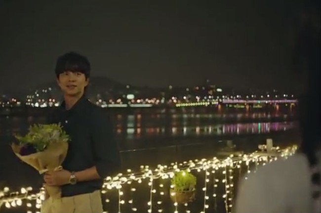 Gong Yoo memberikan kejutan pada Tatjana dengan membawakan sebuket bunga. Foto: istimewa