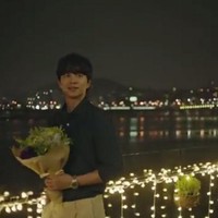 Gong Yoo memberikan kejutan pada Tatjana dengan membawakan sebuket bunga. Foto: istimewa
