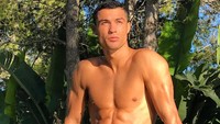 Pria kelahiran Portugal ini memang masih memesona kaum hawa dengan tubuhnya yang atletis. Padahal saat ini Cristiano Ronaldo usianya sudah menginjak 33 tahun. (Foto: instagram/@cristiano)