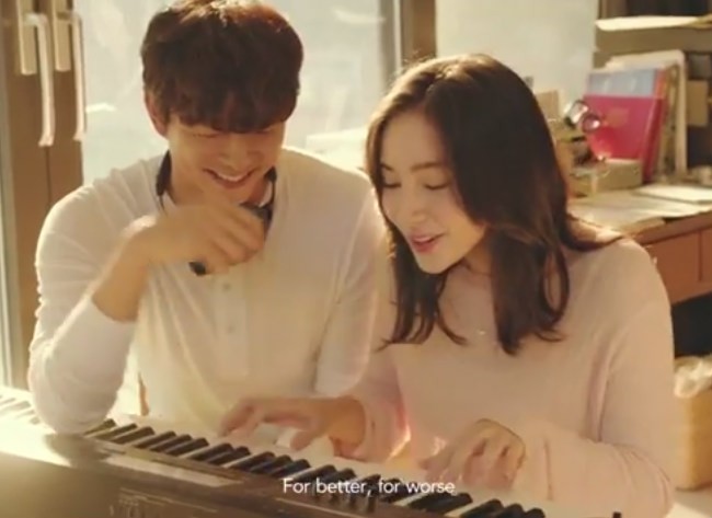 Adegan super romantis saat keduanya bermain piano bersama. Foto: istimewa