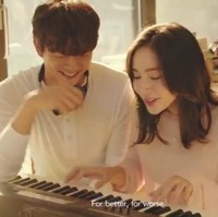 Adegan super romantis saat keduanya bermain piano bersama. Foto: istimewa