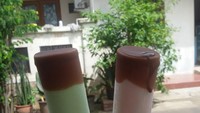 Es yang terbuat dari campuran tepung hunkwe ini sangat populer. Dijual dengan gerobak, es potong yang bentuknya panjang dengan merek unyil ini punya rasa yang banyak. Mulai dari cokelat, alpukat hingga vanilla yang dicelup dengan saus cokelat. Nyam! Foto: Istimewa
