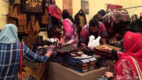 Pengunjung melihat-lihat kerajinan yang dipamerkan.
