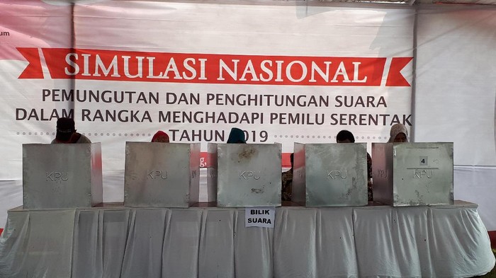 Sulitnya Warga Lipat Surat Suara Saat Simulasi Pilpres