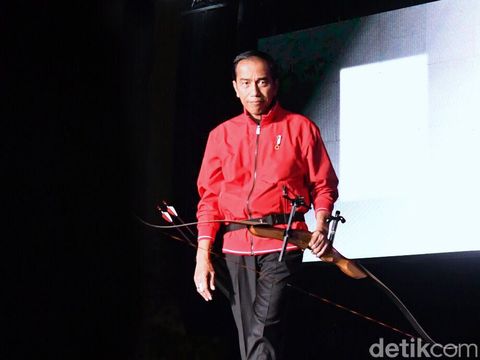 Aksi Jokowi saat memanah di countdown Asian Games 2018. 