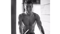 Di laman instagramnya @cristiano, banyak foto Cristiano Ronaldo yang sedang berolahraga. Salah satunya adalah mengendarai sepeda statis. (Foto: instagram/@cristiano)