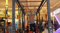 Peserta pameran menunjukkan cara menggunakan peralatan olahraga.