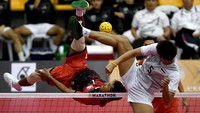 Timnas sepak takraw yang bertanding di Stadium Titiwangsa, Kuala Lumpur, Sabtu (9/8/2017), mengalahkan Brunei Darussalam dengan skor telak 3-0. Setelah juga mengalahkan Malaysia, Indonesia mendapatkan perak. (Sigid Kurniawan/Antara Foto)