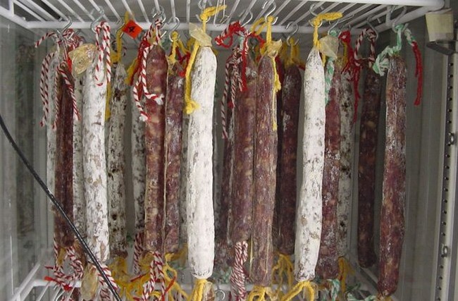 Enak Tapi Menjijikkan, 10 Makanan dan Minuman Ini Terbuat dari Kotoran hingga Air Liur Manusia (2)