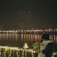 Pelukan hangat Gong Yoo dan Tatjana di akhir video. Foto: istimewa