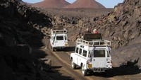 Pantai-pantai di sana memiliki bebatuan karang yang besar dan cadas. Angin laut sulit diprediksi dan arus ombak sangat kencang. Maka tak heran, banyak kapal-kapal yang terdampar di pesisir pantainya (Dok. Skeleton Coast Safaris)