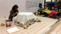 Peserta pameran menunjukkan cara menenun dan membatik.