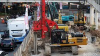 Alat berat terus mengerjakan pembangunan underpass Mampang-Kuningan.