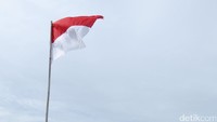 Bendera merah putih berkibar di Kepulauan Anambas.