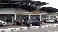 Suasana terminal kedatangan yang ramai oleh penumpang.