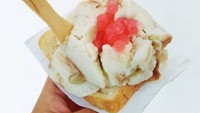 Selain disajikan dalam cone, es tong tong juga dijual dengan paduan roti tawar jadul. Duh, enak kan? Foto: Istimewa
