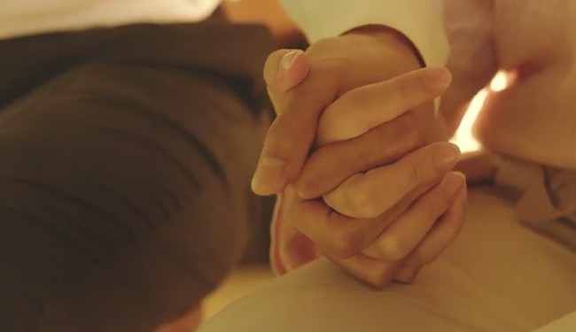 Ini adegan romantis lainnya ketika mereka bergenggaman tangan erat. Foto: istimewa