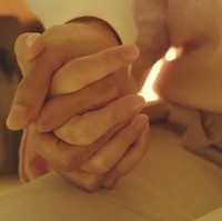 Ini adegan romantis lainnya ketika mereka bergenggaman tangan erat. Foto: istimewa