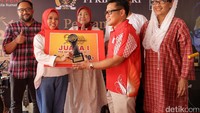 Ketum PKB Muhaimin Iskandar memberikan penghargaan kepada pemenang PKB Movie Award 2017 di Jakarta, Sabtu (19/8).