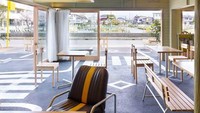 Mau suasana ngopi beda? Cafe/Day di Jepang patut jadi pilihan. Pasalnya ruangan kafe dirancang terbuka dengan desain mirip parkiran mobil. Lihat saja, lantai restoran benar-benar dari aspal! Foto: Istimewa