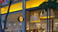 Ini kafe atau kantor ya? Urban Station di Buenos Aires memang sengaja dirancang mirip kantor. Pelajar, penulis hingga freelancer bisa minum kopi sambil kerja di sini. Kafe dilengkapi dengan wifi dan banyak colokan listrik. Foto: Istimewa