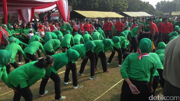  Prajurit Kopassus mengikuti lomba HUT Kemerdekaan RI, Sabtu (19/8/2017)