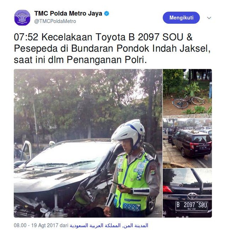 Mobil Tabrak Pesepeda di Bundaran Pondok Indah Mobil Tabrak Pesepeda di Bundaran Pondok Indah