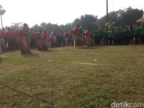  Prajurit Kopassus mengikuti lomba HUT Kemerdekaan RI, Sabtu (19/8/2017)