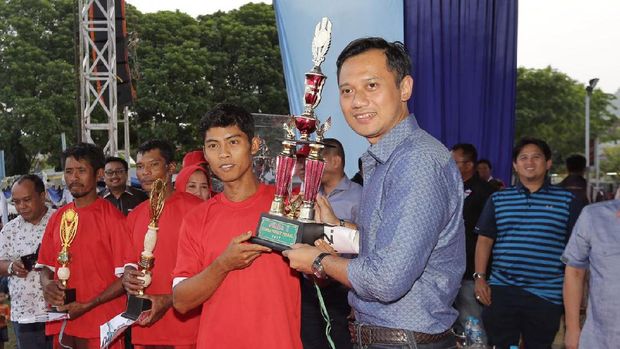 Gerilya AHY ke Pacitan: Santap Kupat Tahu dan Tonton Panjat Pinang