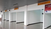 Warna dinding di dalam bandara ini didominasi oleh cat putih.