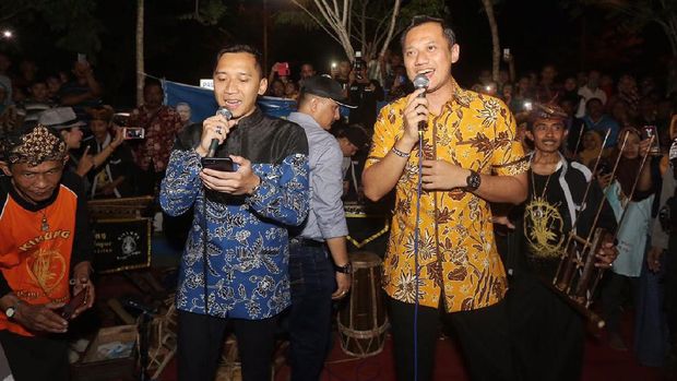 Gerilya AHY ke Pacitan: Santap Kupat Tahu dan Tonton Panjat Pinang