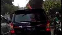 Sebuah video viral di medsos menunjukkan mobil yang membawa Anies menerobos kemacetan menggunakan voorijder. Seorang ibu-ibu yang sepertinya pengendara motor dan merekam kejadian itu ngomel-ngomeldalam videonya. Pihak Anies menyatakan tidak ada yang salah dalam kejadian itu, karena jalan tersebut merupakan jalan satu arah. Semua lajur bisa digunakan.