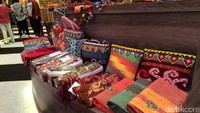 Mulai dari kain hingga tas digelar di pameran ini.